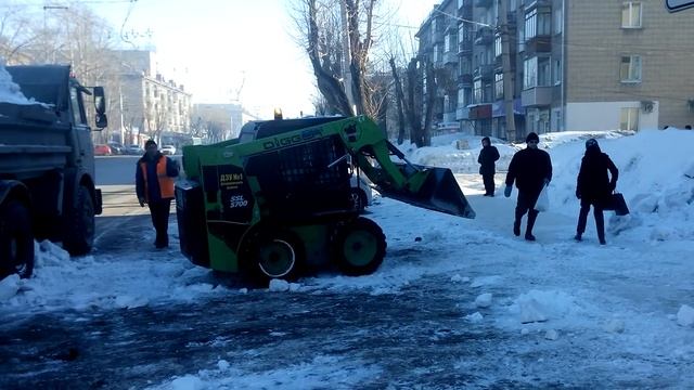 Минипогрузчики Wecan и Digger. Уборка снега.