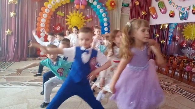 Танец на выпускной в детском саду «Больше не малыши». Подготовительная группа «Фиалка»
