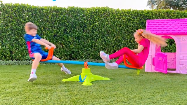 Diana y Roma muestran cómo ayudarse mutuamente en la escuela смотреть онлайн