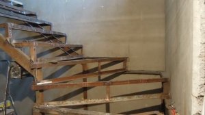 Лестница - металлический каркас с забежными на второй этаж коттеджа