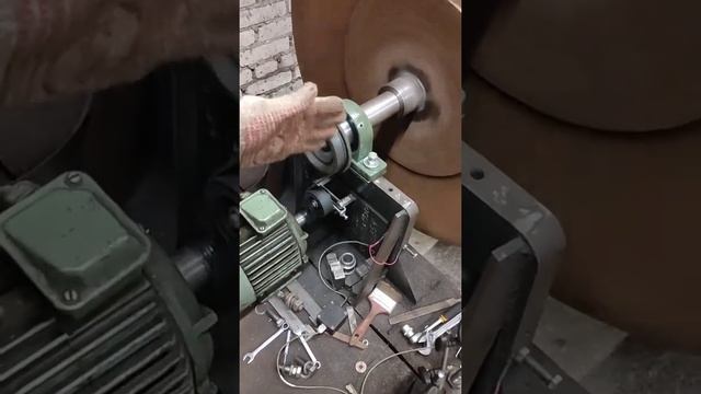 СМОТРИТЕ ЧТО ВЫТВОРЯЮТ ЭТИ РЕБЯТА! Балансировка ОГРОМНОГО ВЕНТИЛЯТОРА! смотреть онлайн