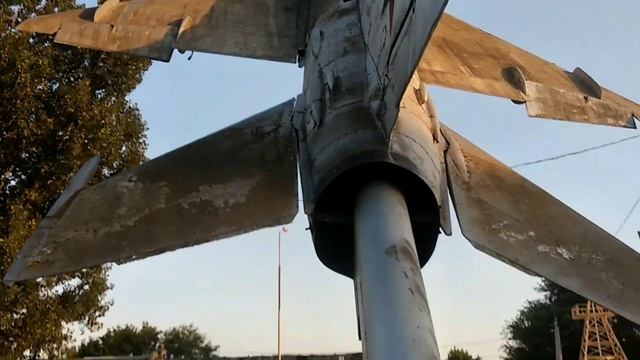 Случайно наткнулся на авиапамятник МиГ-21ПФ в одном из сёл Краснодарского края. За ним не следят смотреть онлайн