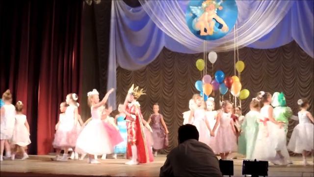 На балу (День рождения у принцессы) смотреть онлайн