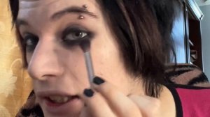 КАК ДЕЛАТЬ ЭМО МАКИЯЖ И УКЛАДКУ ТУТОРИАЛ ПО ЭМО МАКИЯЖУ (в конце эмо одежда и образы)