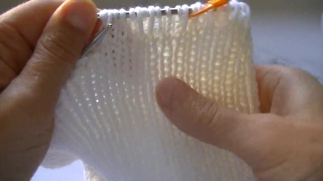 Вяжем шапку узором "Косички с вытянутыми петлями". смотреть онлайн