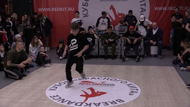 четвертьфинал juniors bboy Паук vs bboy Красава - Кубок Красного Кита по брейкдансу 20171216 смотреть онлайн