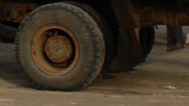 Почему у грузовиков задние колеса обычно 