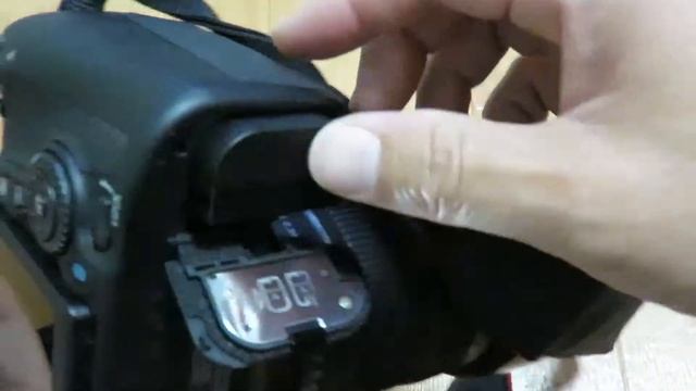 Digital single-lens reflex camera - the Canon EOS 70D] Battery insertion and removal of. смотреть онлайн