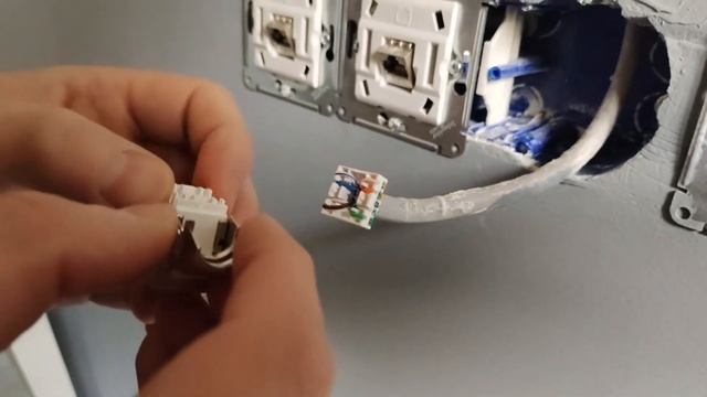 Установка интернет розетки 6 категории Schneider electric Atlas Design смотреть онлайн