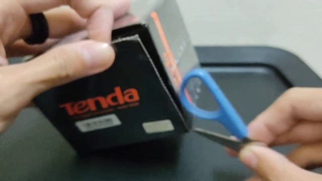 Unboxing Tenda 5 Port Gigabit Desktop Switch Model : SG105
