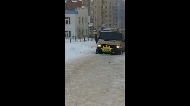 Автомобиль инкассаторов застрял на пешеходной зоне в Солнечном смотреть онлайн