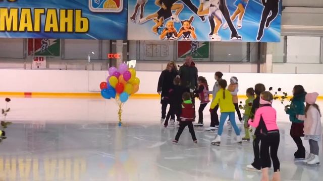 У тренера день рождения! Все поздравляют её!!!!!! смотреть онлайн