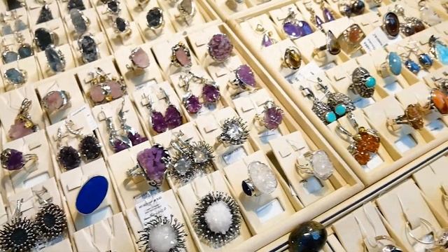 Ярмарка самоцветный развал. Часть 2. Мы продолжаем делать покупки. смотреть онлайн