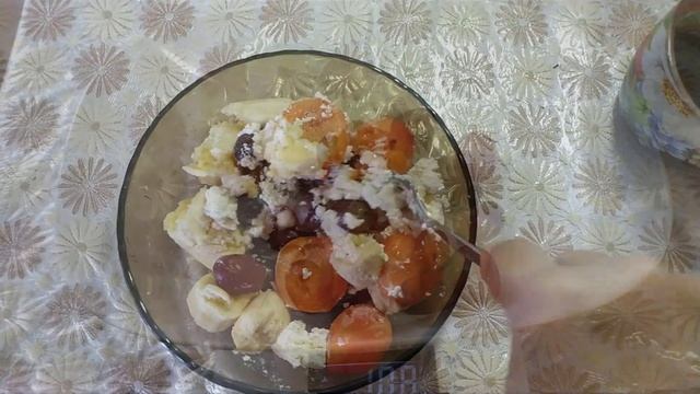 Fruktovi-salat-iz-banana-vinograda-abrikosa-tvoroga смотреть онлайн