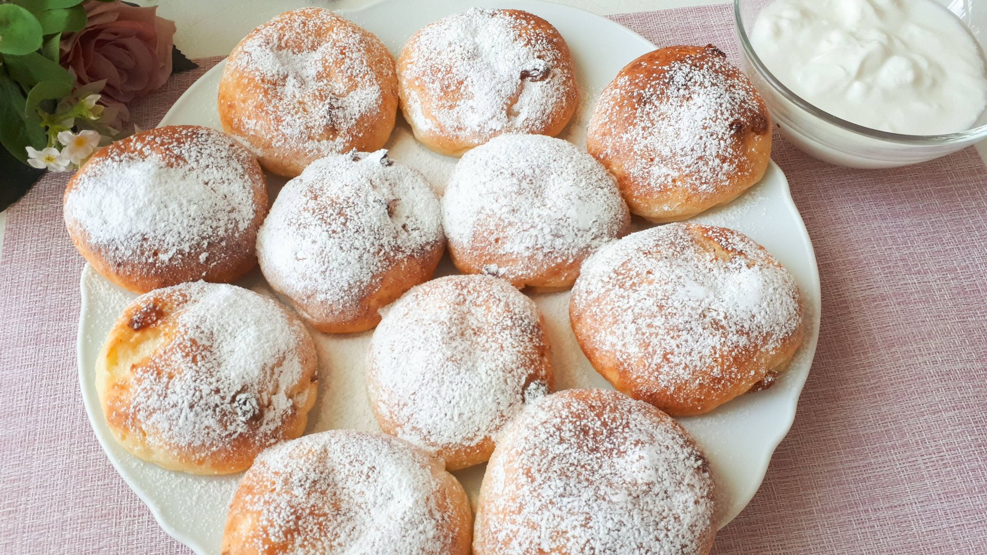 Пышные сырники. Рецепт пышных сырников. Сырники в духовке. Сырники с изюмом. смотреть онлайн