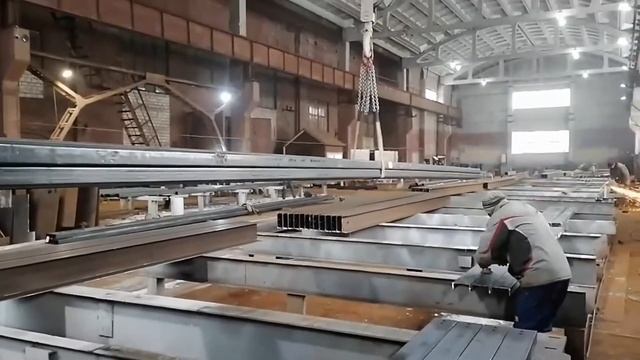 Слесарь металлоконструкций в одном видео