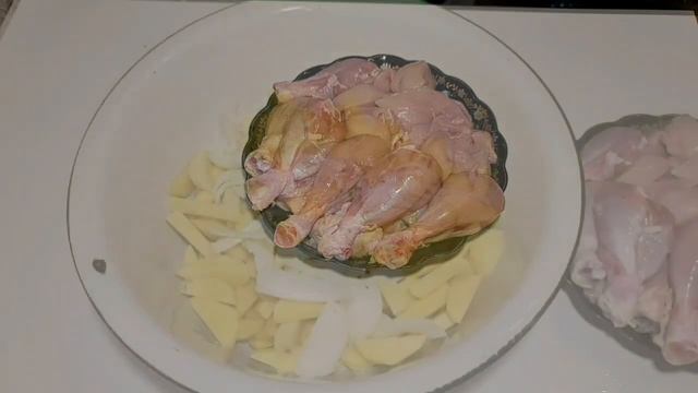 Курица с картошкой в духовке. Рецепт очень простой и вкусный. смотреть онлайн