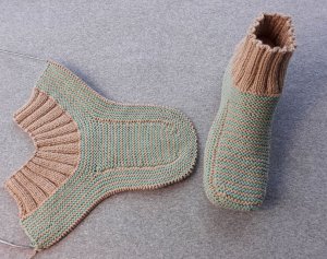 ПРОСТЫЕ ТАПОЧКИ-СЛЕДОЧКИ НА ДВУХ СПИЦАХ БЕЗ ШВОВ НА ПОДОШВЕ ОЧЕНЬ УДОБНЫЕ И УЮТНЫЕ БЫСТРО И КРАСИВО