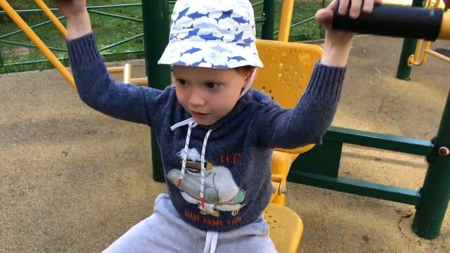 Макс на спортивной площадке смотреть онлайн