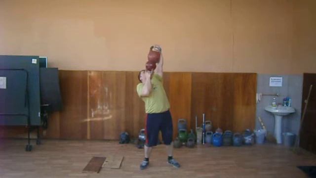 Жим двойной гири 8+40 на попа на 3 раза смотреть онлайн