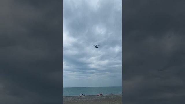 Абхазия. Над пляжем летает военный вертолет! смотреть онлайн