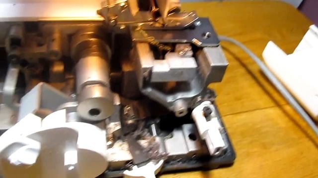Чистка оверлока Brother М-1034D смотреть онлайн
