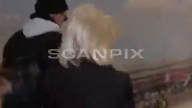 Роберт Паттинсон в аэропорту Берлин-Тегель имени Отто Лилиенталя смотреть онлайн