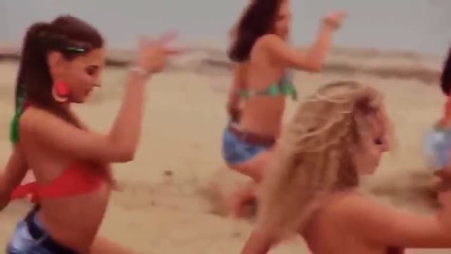 А у девчонок ветерок дует между ног