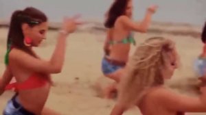 А у девчонок ветерок дует между ног