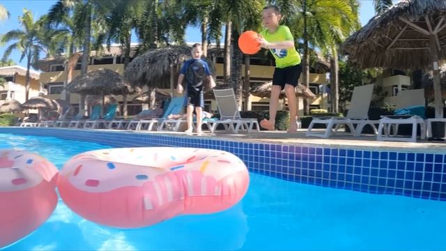 KIDS scuba dive with PUFFERFISH, LOBSTERS and EELS! смотреть онлайн