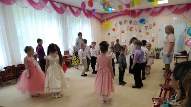 Малыши поздравляют выпускников детского сада! смотреть онлайн