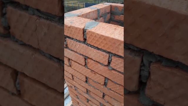 Рабочие моменты печника.Выведение дымохода с красного полнотелого кирпича.