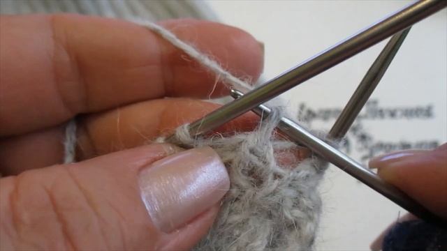 Из пуха норки - Двухсторонняя шапочка спицами с ажурной планкой и оригинальной макушкой смотреть онлайн