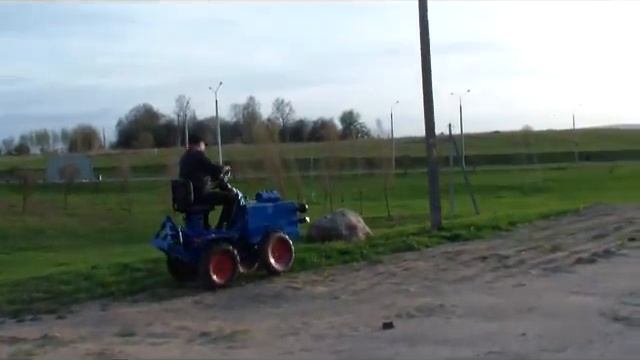 Мини трактор переломка "PONY" Первый выезд. смотреть онлайн