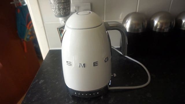 SMEG Temperature Control Kettle unboxing/demo смотреть онлайн