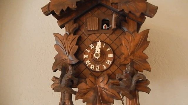 Black Forest German Cuckoo Clock With Bird, Leaves, Squirrels and Music смотреть онлайн