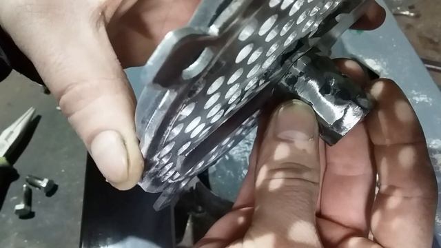 Зернодробилка своими руками. Дробилка на 115 болгарку. Первый запуск дробилки. смотреть онлайн