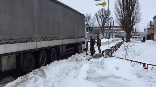 До Обеда Боремся со Снегом, После Обеда - со Льдом! Днепр, гололед, зима-весна;) смотреть онлайн