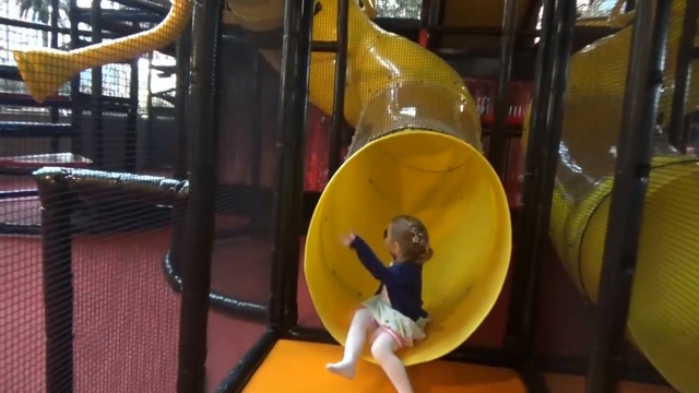 Катя в Дубаи День#9 идём на детскую площадку Феррари кататься с горок Ferrari Wo смотреть онлайн