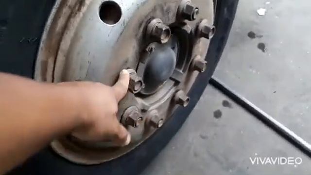 FAZENDO A TROCA DOS PNEUS DIANTEIROS DO CARGO FORD смотреть онлайн