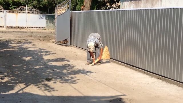 как надо подметать двор смотреть онлайн