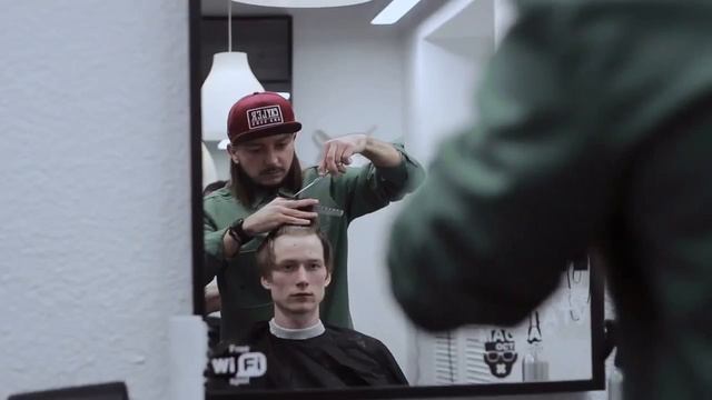 МОДНАЯ МУЖСКАЯ СТРИЖКА НОЖНИЦАМИ ДЛЯ СКЕЙТЕРА | БАРБЕР ВИДЕО смотреть онлайн