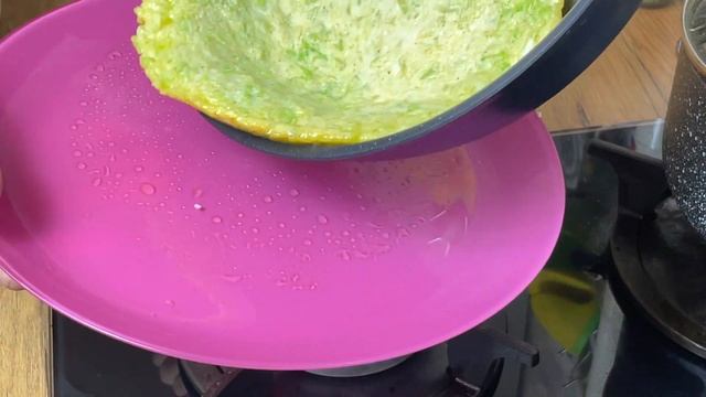 Вкусный завтрак за 10 минут! Нежный омлет из цукини с помидорами и сыром на сковороде! смотреть онлайн