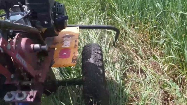 Прицепной адаптер для роторной косилки на мотоблок. Косим на прицепом адаптере. Мотоблок косит сен смотреть онлайн