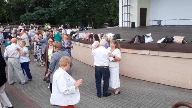 "Шалунья-осень придет, не спросит..." смотреть онлайн