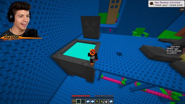 WE SHRUNK MINECRAFT! (Shrink Ray Parkour) смотреть онлайн