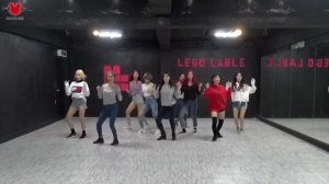 Momoland's «BBoom BBoom» dance but with Mi Mi Mi song