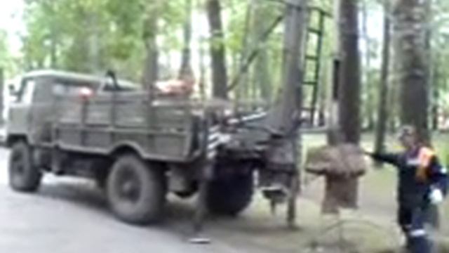 Буроям вырывает столб . смотреть онлайн