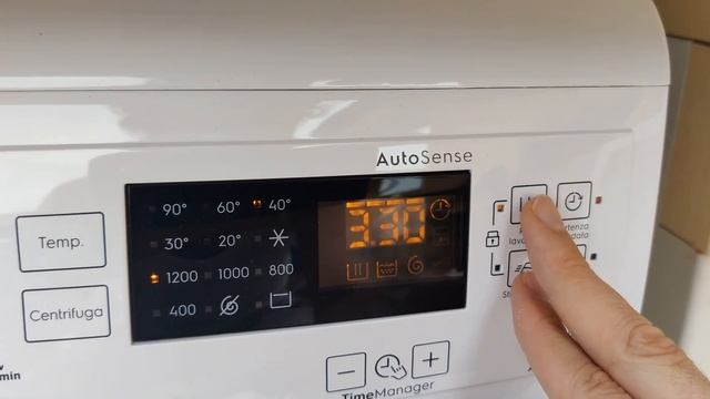 Recensione e comandi della lavatrice Electrolux EW2F5W82 TimeCare 500 смотреть онлайн