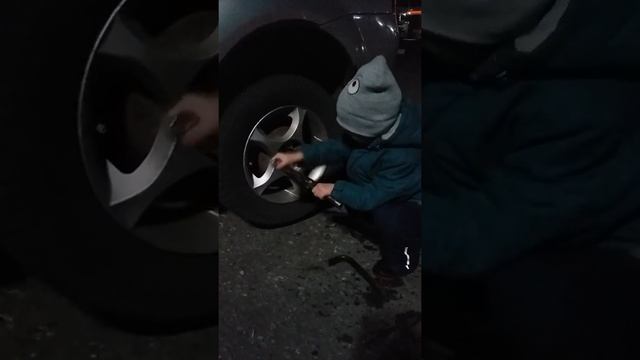 Ребенок в 4 года меняет колесо смотреть онлайн